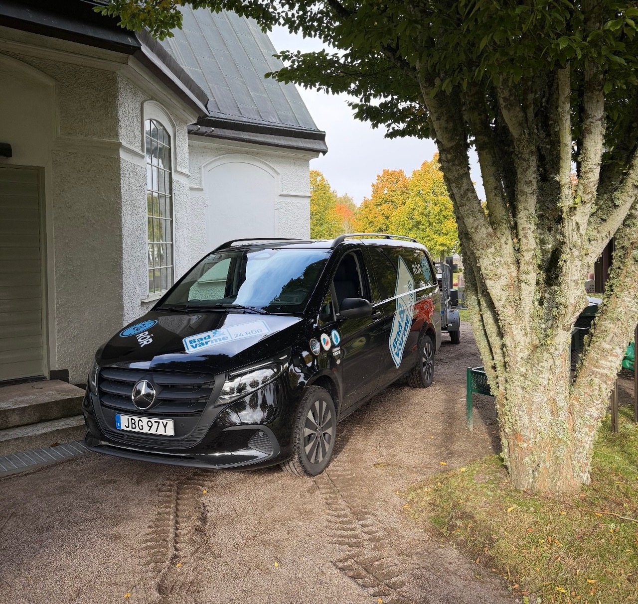 24 Rör på plats vid Tävelsås kyrka, installation av bergvärmepump, borrning av hål för bergvärme m.m.